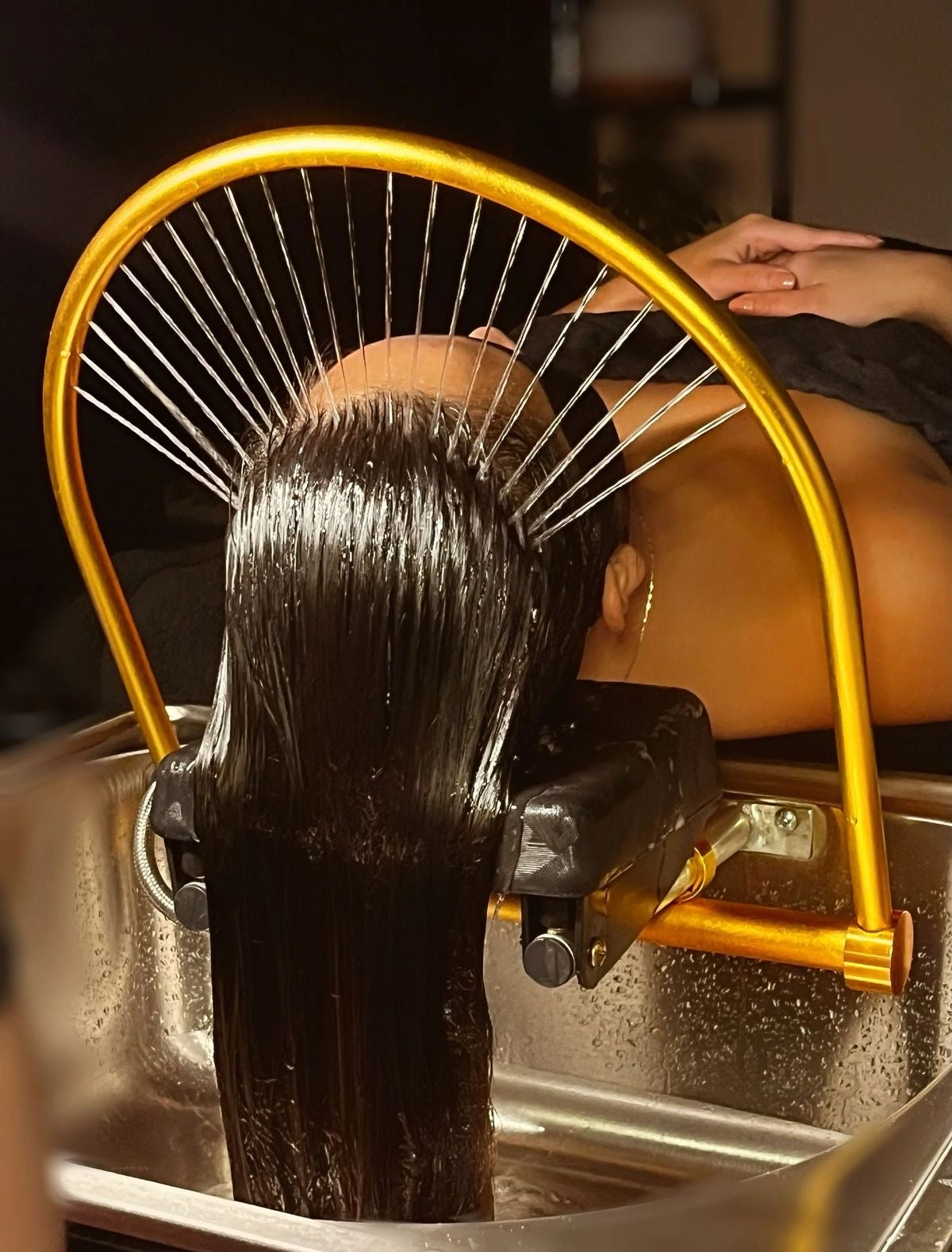 Head Spa : Le Rituel Beauté Japonais qui Révolutionne les Soins Capillaires