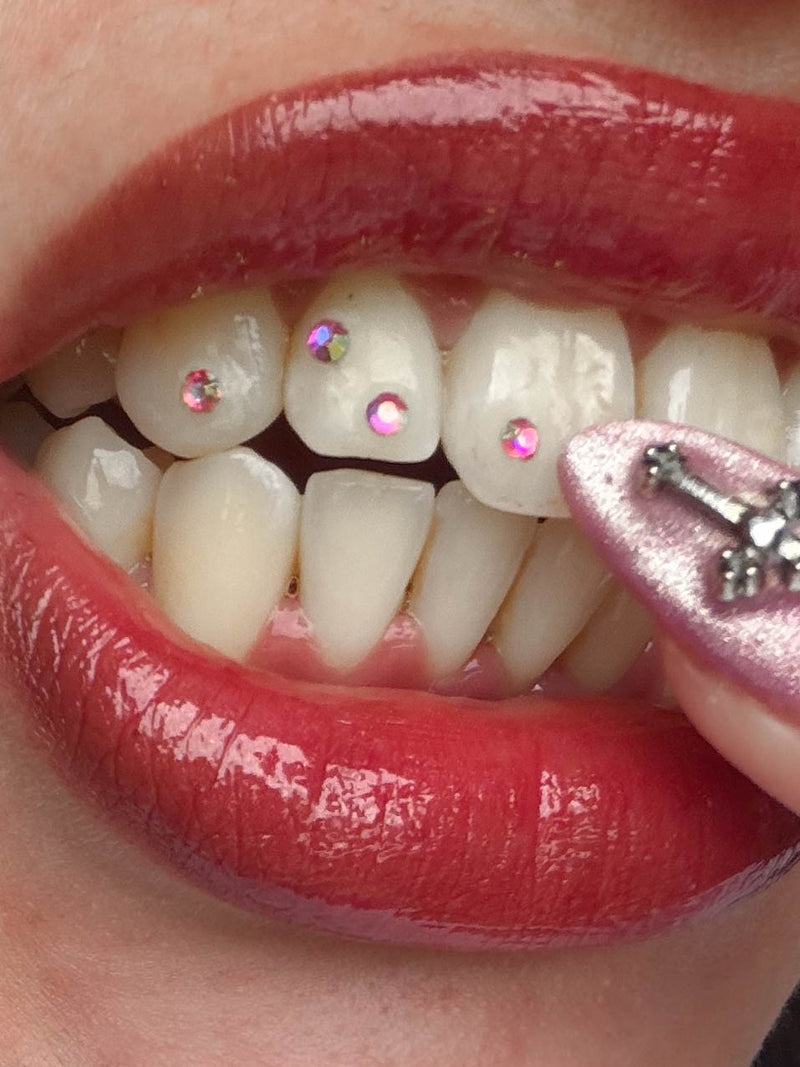 Strass Dentaire : Le Guide Complet pour un Sourire Éclatant et Glamour