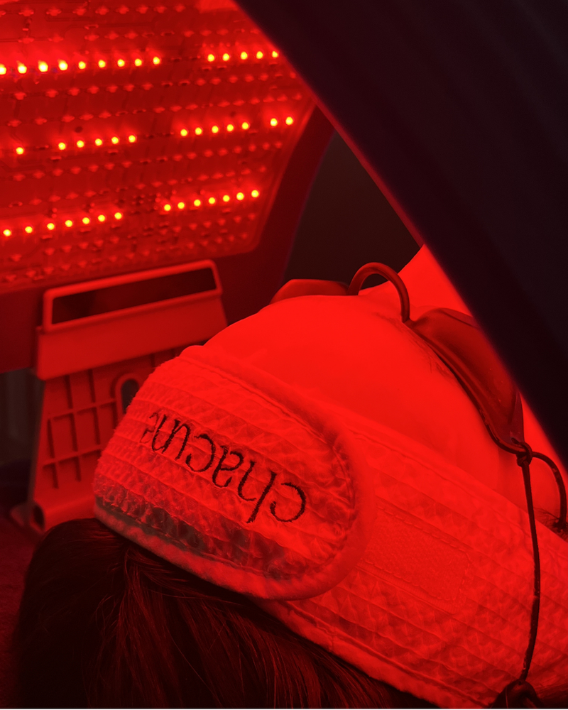 Masque LED de photobiomodulation utilisé en soin visage à l'institut Icône Esthétique