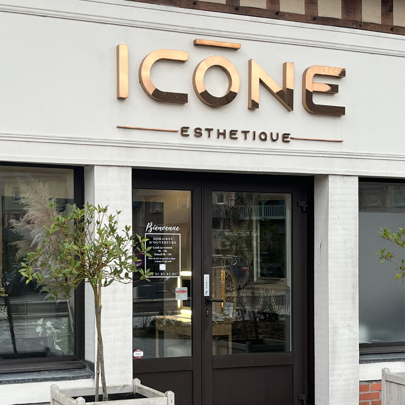 Façade et enseigne de l'institut de beauté Icône Esthétique à Saint-Arnoult près de Deauville